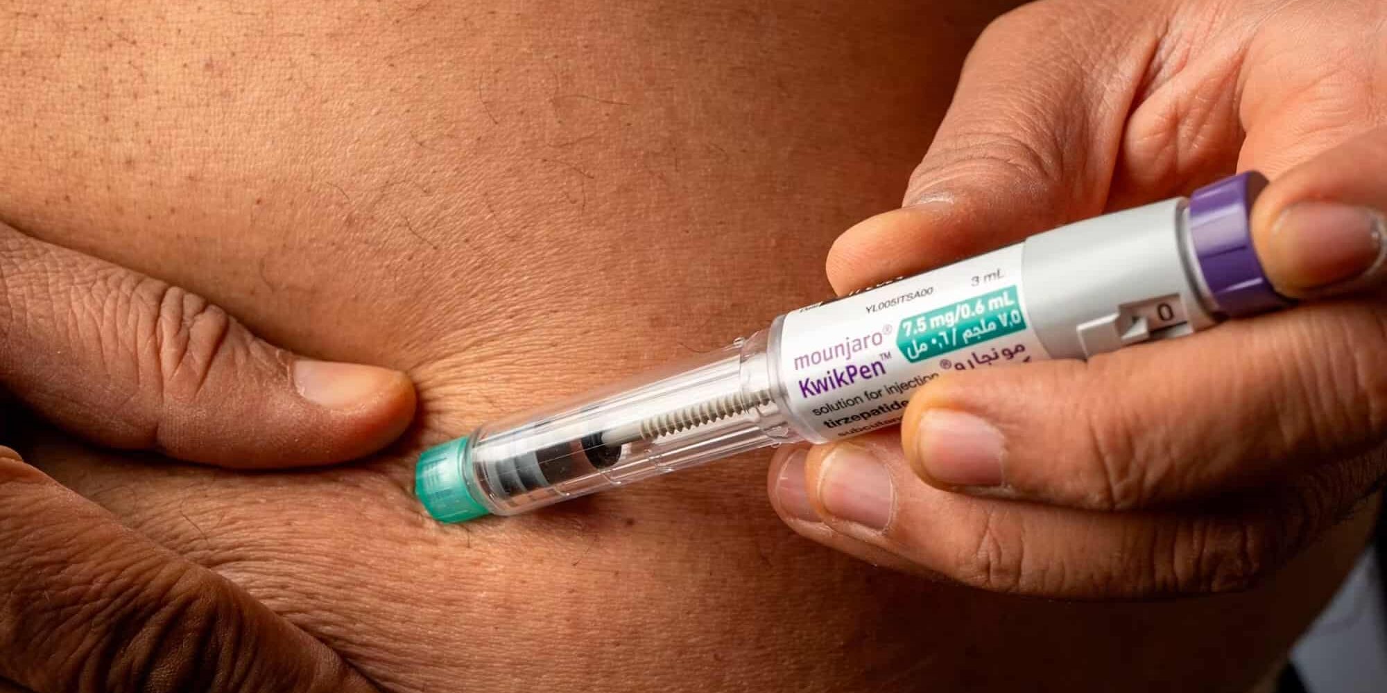 Mounjaro Person injicerar Mounjaro KwikPen (tirzepatid) i magen med en förfylld injektionspenna